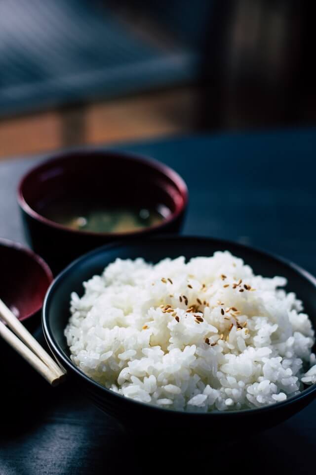 un bol de riz japonais posé sur une table